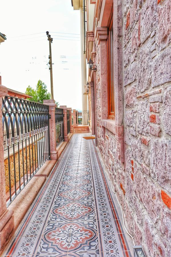 Stone Hill Hotel Айвалык Экстерьер фото